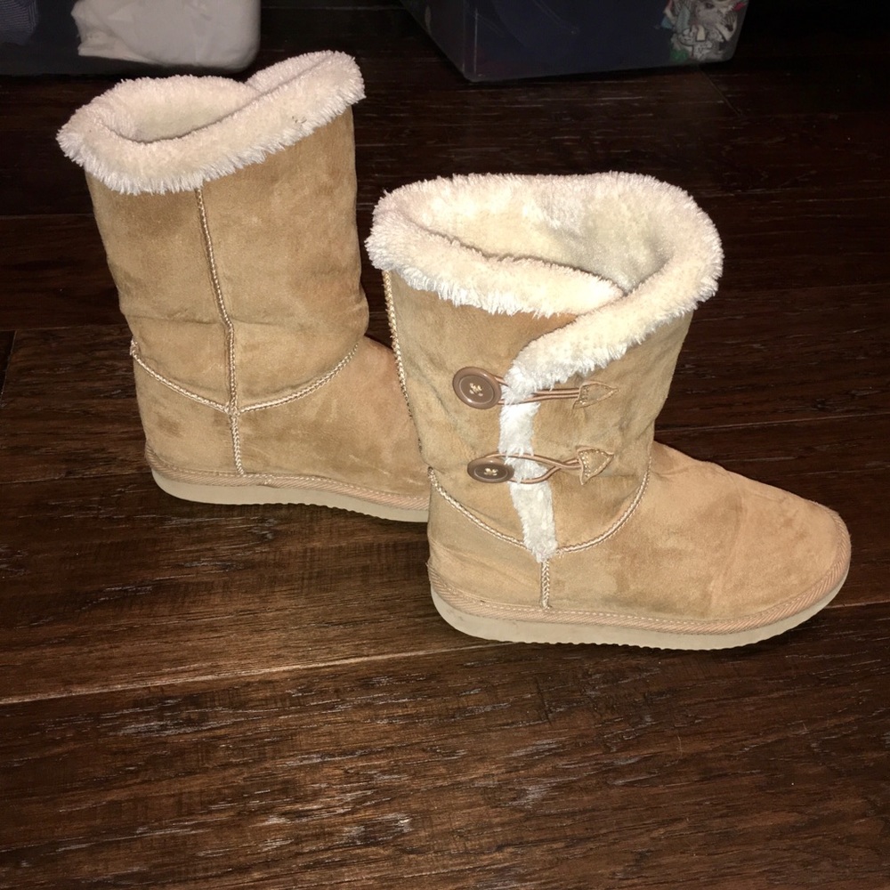 Old Navy fuzzy winter boots. Sz 3